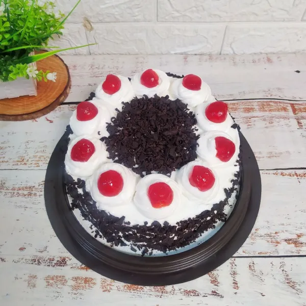 Tumpuk cake lalu cover dengan whipped cream. Taburi DCC dan hiasi dengan cerry.