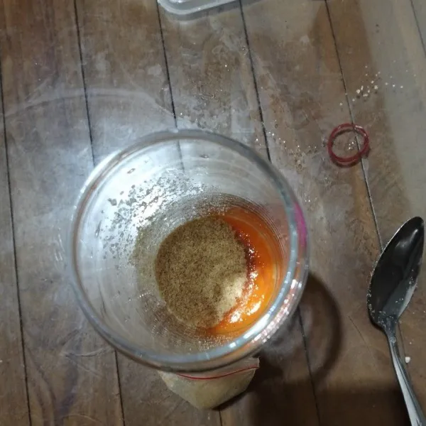 Kemudian, tambahkan pasta vanila & gula aren bubuk, lalu Mixer hingga mengembang.