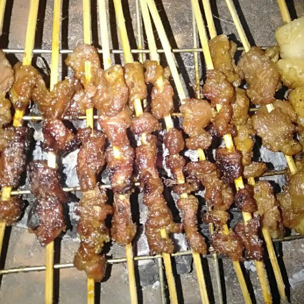 Tusuk2 daging kambing lalu bakar dengan bara api biar lebih wangi.