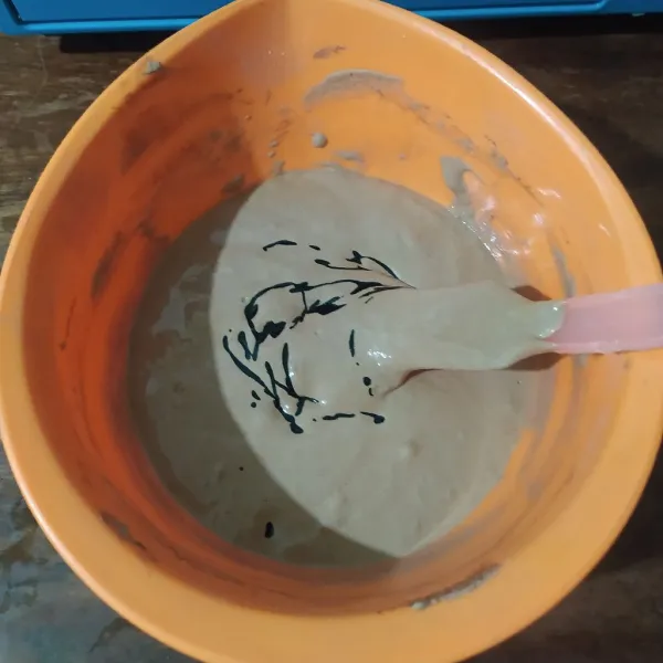 Lalu tuang kembali ke dalam adonan, beri pasta dark coklat secukupnya aduk rata.