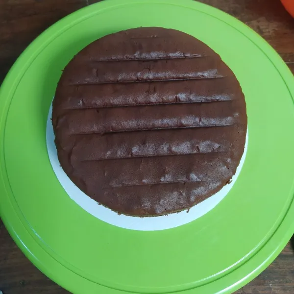 Cake yang sudah matang didinginkan lalu belah menjadi 3 bagian lalu masing-masing diciprati dengan symple syrup.