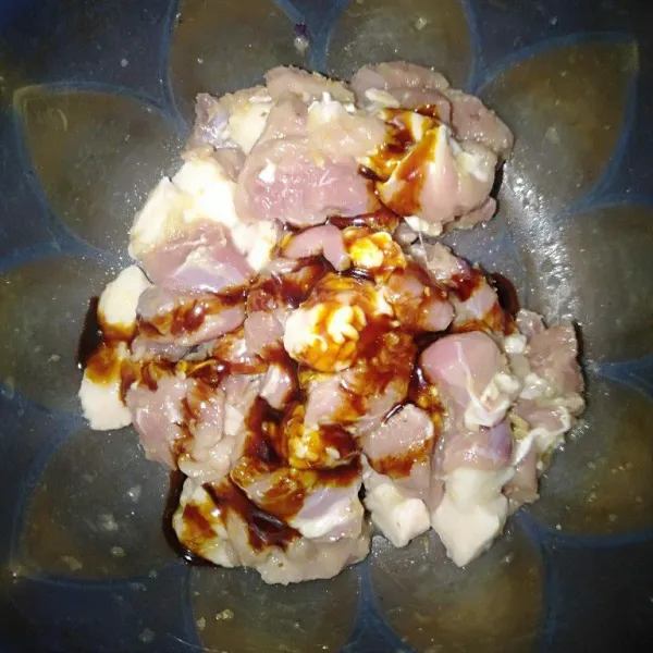 Tambahkan kecap manis aduk rata lalu diamkan selama 30menit.