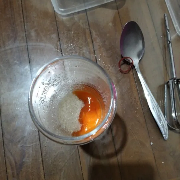 Dalam gelas masukkan gula pasir & kuning telur bebek.