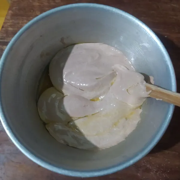 Masukkan ⅓ adonan ke dalam margarin cair, aduk rata.