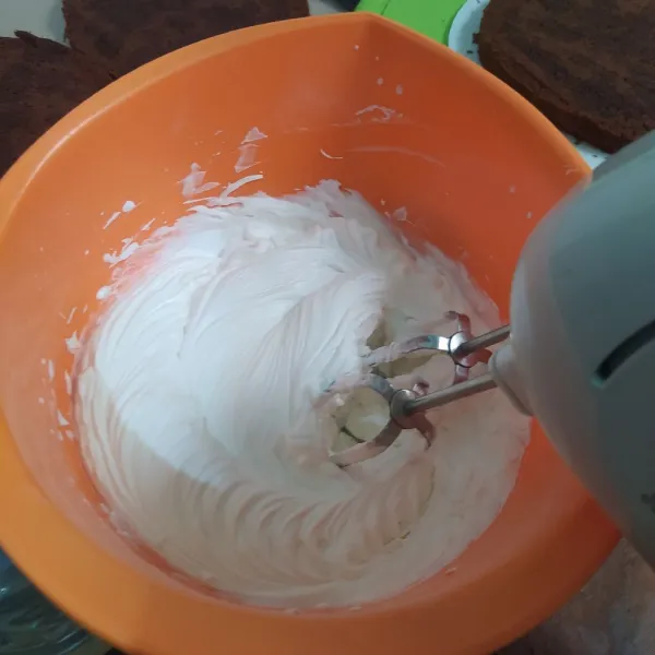 Mikser whipped cream bubuk dengan air dingin/es hingga mengembang dan kaku.