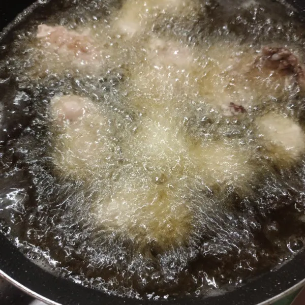 Goreng ayam hingga kecoklatan.