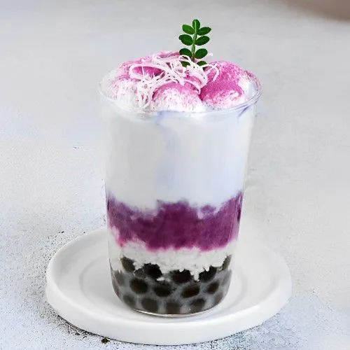 Tambahkan 10 gr kapas gula di atas lapisan ubi ungu. Hiasi dengan 5 gr bubuk ubi ungu dan 5 gr kelapa parut kering untuk sentuhan akhir.