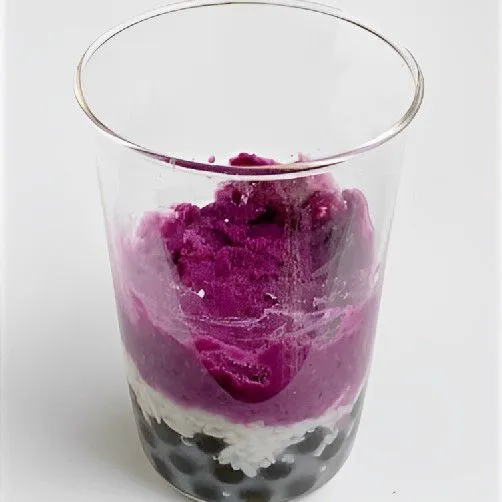 Tambahkan 100 gr ubi ungu halus ke dalam gelas, di atas susu. Ratakan perlahan agar lapisan terlihat menarik.