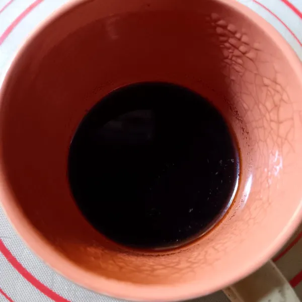 Seduh kopi dengan 100 ml air mendidih yang sudah di diamkan 30 detik. Setelah 5 menit, saring kopi tanpa ampas, dan kopi sudah siap.