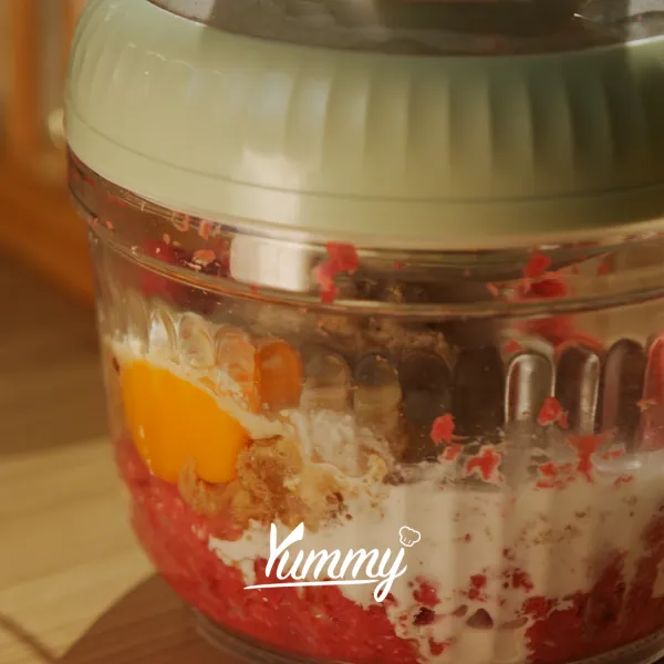 Haluskan daging dengan chopper, lalu campurkan daging yang telah dihaluskan dengan bumbu, santan, telur, garam, kaldu jamur, dan lada putih.