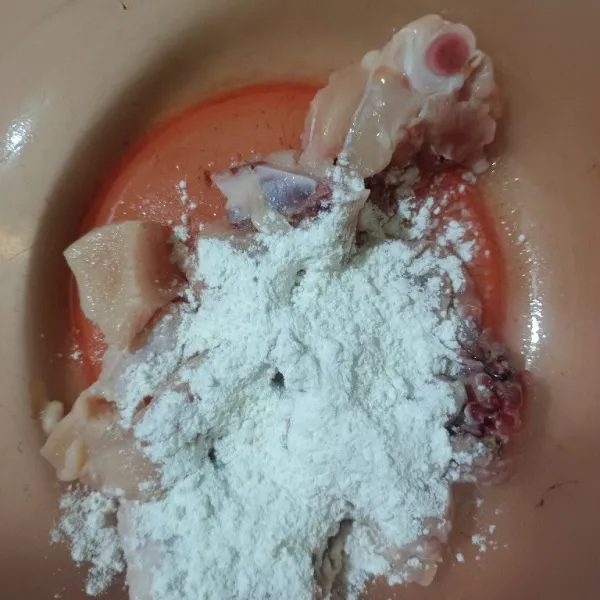 Balur ayam dengan tepung ayam goreng secara merata.