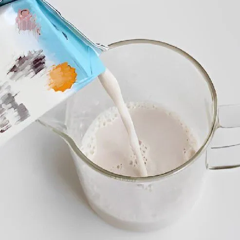 Tuangkan 100 ml susu almond tanpa gula ke dalam panci, panaskan hingga hangat (jangan sampai mendidih).