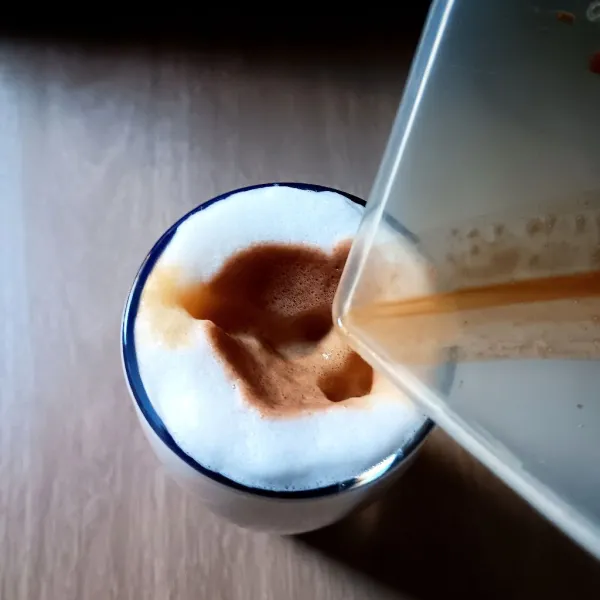 Tambahkan es batu secukupnya, dan tuang larutan kopi.  Es Moccachino Siap dinikmati