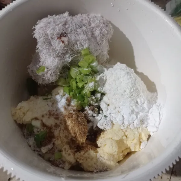 Tambahkan tepung terigu, tepung tapioka, ketumbar bubuk, bawang putih halus, garam, kaldu bubuk, dan irisan daun bawang.