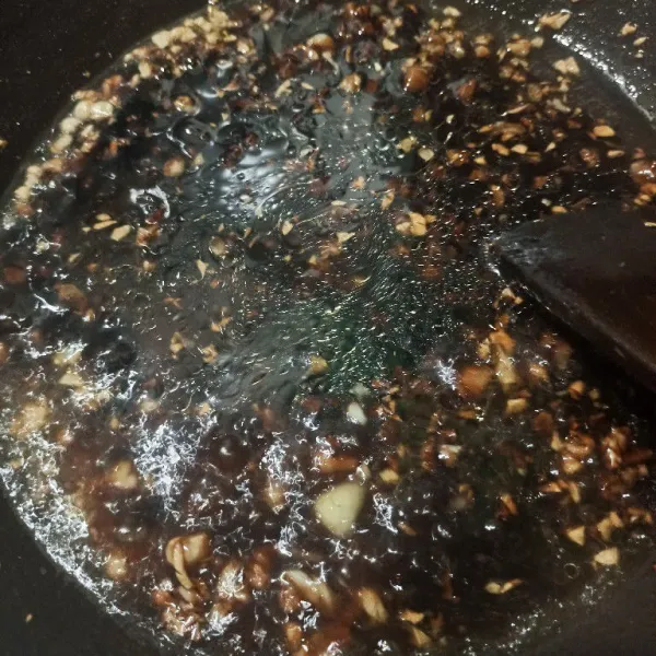Tuang air, lalu masak sedikit mengental.