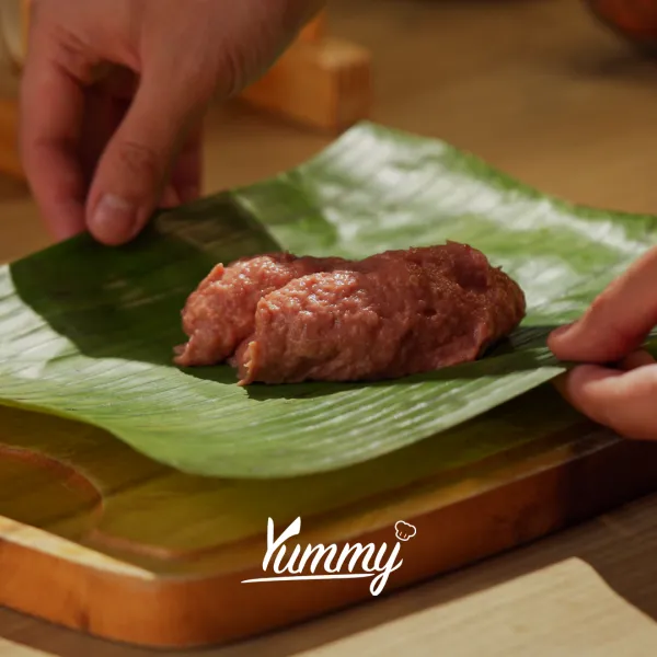 Siapkan daun pisang, masukkan adonan gadon ke dalam daun pisang lalu bungkus dengan bentuk tutup dengan tusuk gigi.
