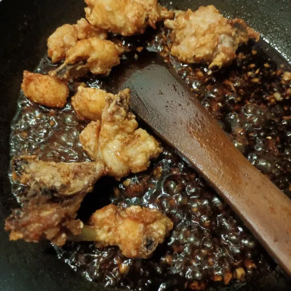 Masukkan ayam goreng dan aduk dengan saus lada hitam.