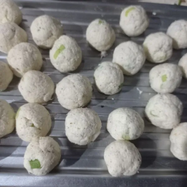 Ambil secukupnya adonan, kemudian bulatkan, lakukan sampai selesai.