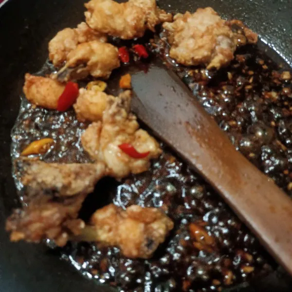 Tambahkan irisan cabe rawit, lalu aduk rata.