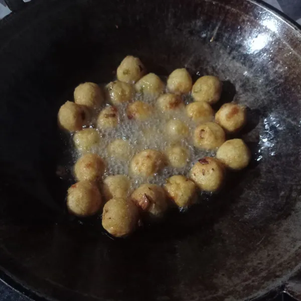 Goreng di minyak panas sampai kering, keemasan, dan matang. Kemudian, tiriskan.