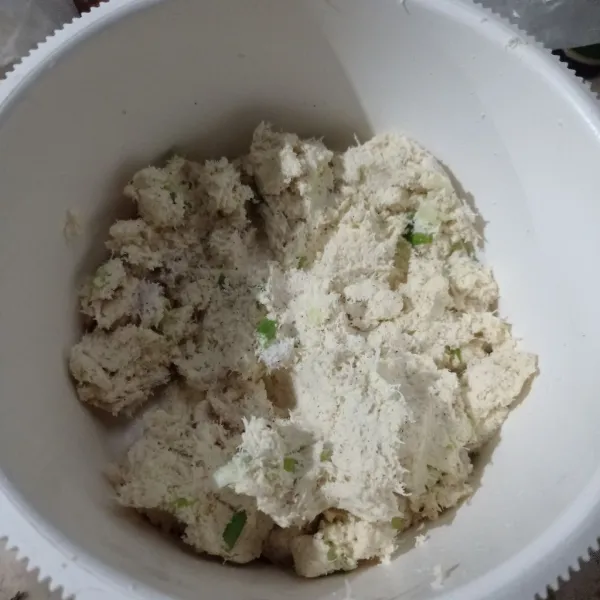 Aduk sampai benar-benar tercampur rata, kemudian koreksi rasa.