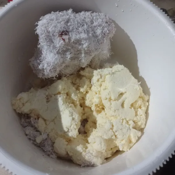Siapkan singkong parut dan kelapa parut, lalu masukkan ke dalam wadah.