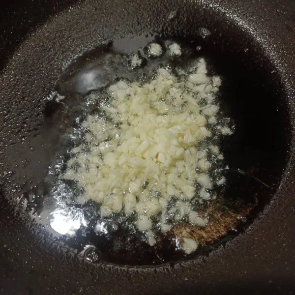 Tumis bawang putih hingga harum.