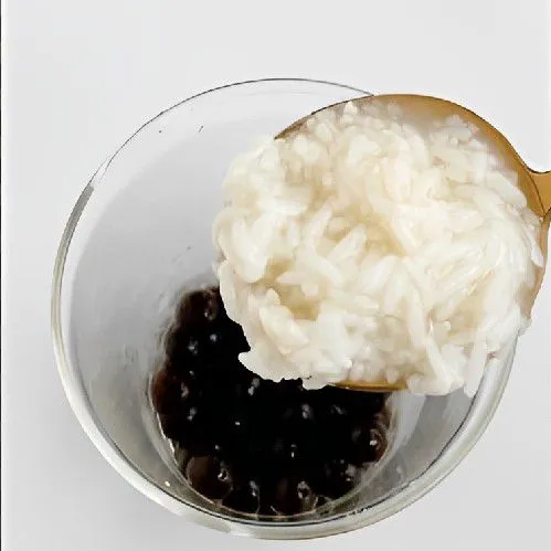 Masukkan 30 gr mutiara hitam dan 40 gr tape ketan putih ke dalam gelas saji.