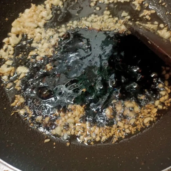 Masukkan saus lada hitam.