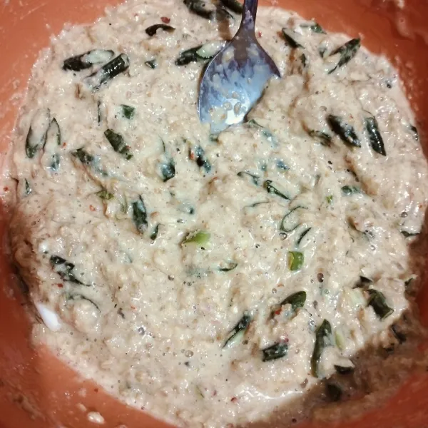 Tambahkan sisa putih telur. Beri garam, merica dan penyedap.