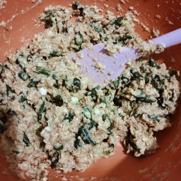 Masukkan oat dan ayam cincang. Aduk rata.
