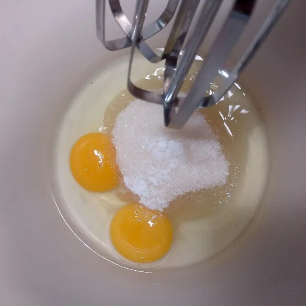 Mixer telur, gula pasir, vanili dan garam sampai setengah mengembang.