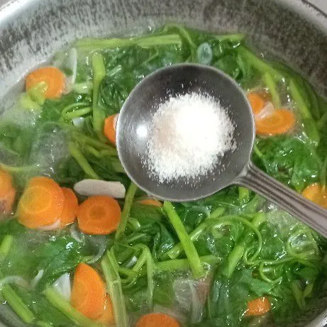 Masukkan kangkung, aduk rata. Bumbui dengan kaldu bubuk, cicipi rasanya. Jika rasa sudah pas dan tingkat kematangan sudah sesuai, angkat dan sajikan segera!