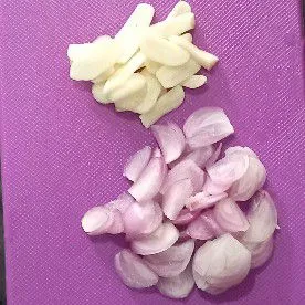 Iris tipis bawang merah dan bawang putih.