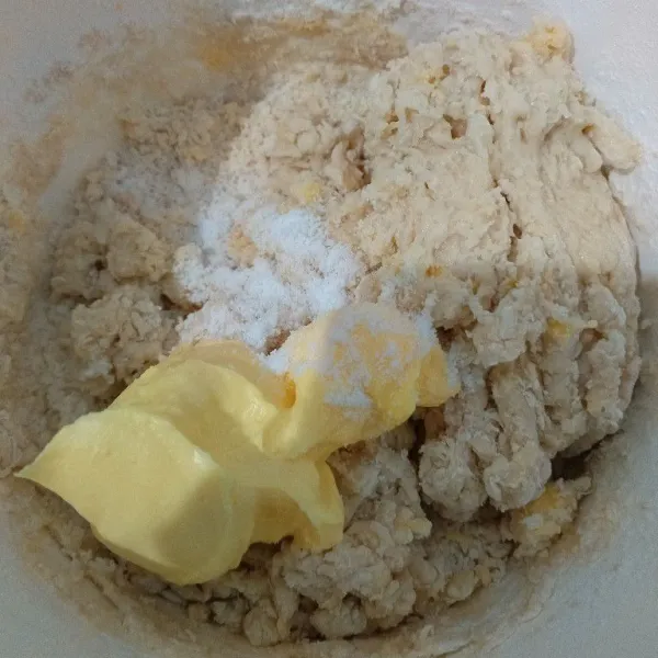 Tambahkan butter dan garam. Mixer kembali hingga adonan kalis elastis. Lalu istirahatkan selama 1 jam atau sampai mengembang dua kali lipat.