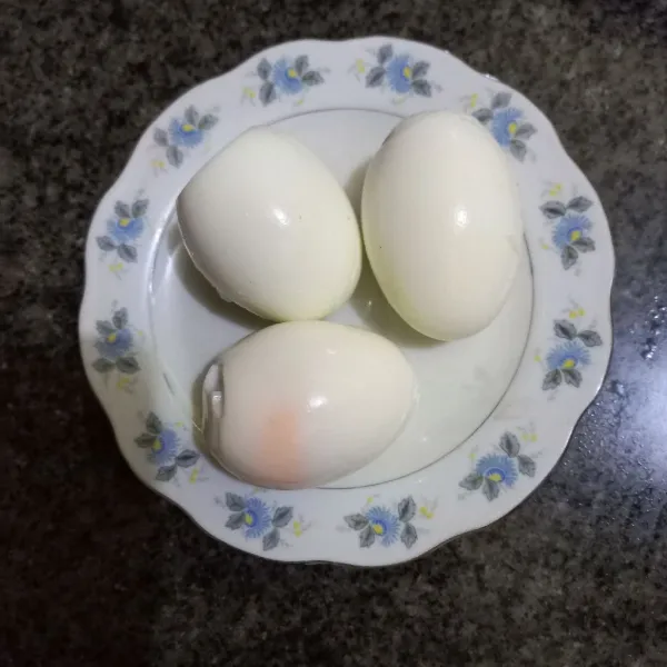 Kupas telur rebus