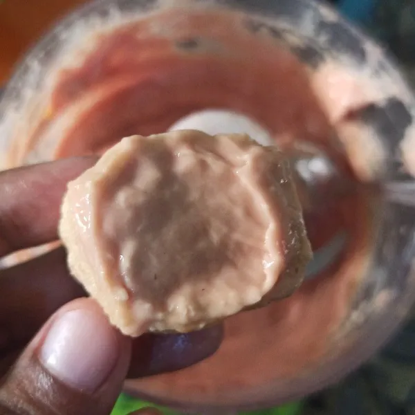 Masukan ke dalam tahu cokelat