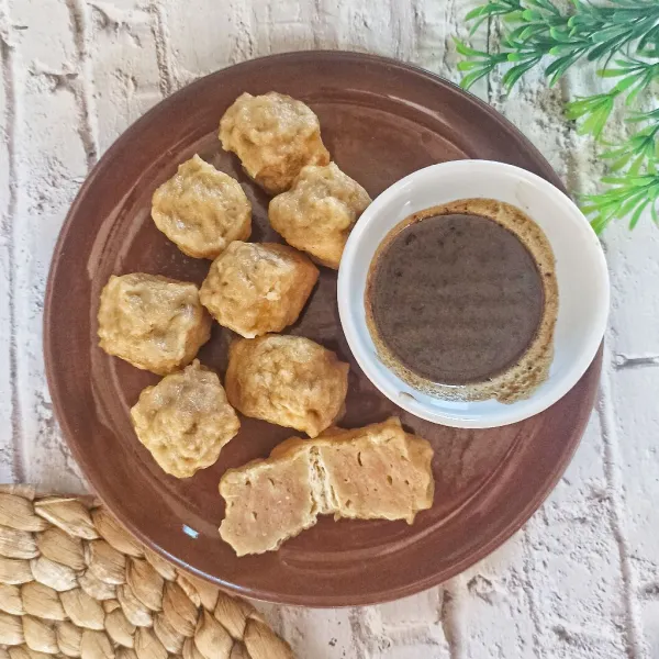 Sajikan dengan sambal kacang kecap
