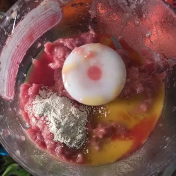 Masukan telur, bawang putih bubuk dan semua bahan kecuali tahu