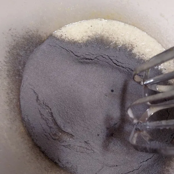 Tambahkan tepung ketan hitam yg sudah diayak. Lalu mixer sampai rata.