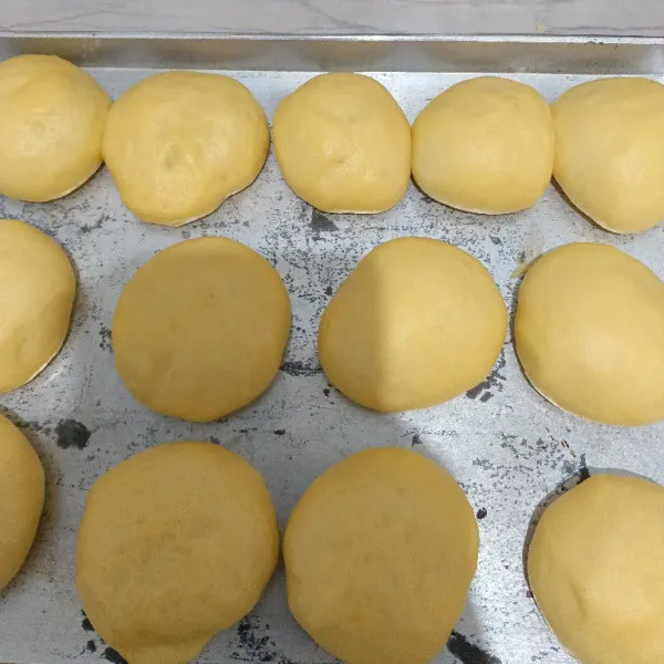 Istirahatkan kembali hingga mengembang. Panggang dalam oven api bawah 185° C api bawah 150°C selama 15-20 menit sampai matang atau sesuaikan dengan oven masing-masing.