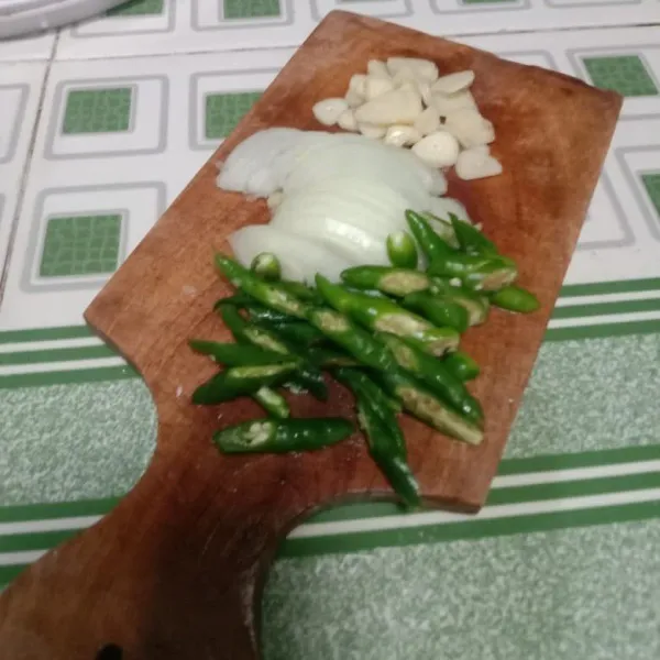 Iris cabe rawit, cabe ijo, bawang bombay, dan bawang putih.