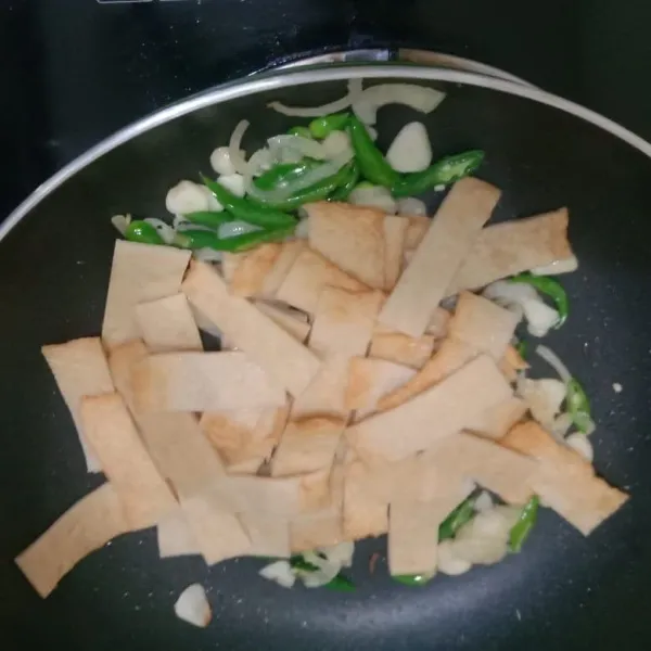 Masukkan odeng beserta kuah. Jangan lupa untuk koreksi rasa.