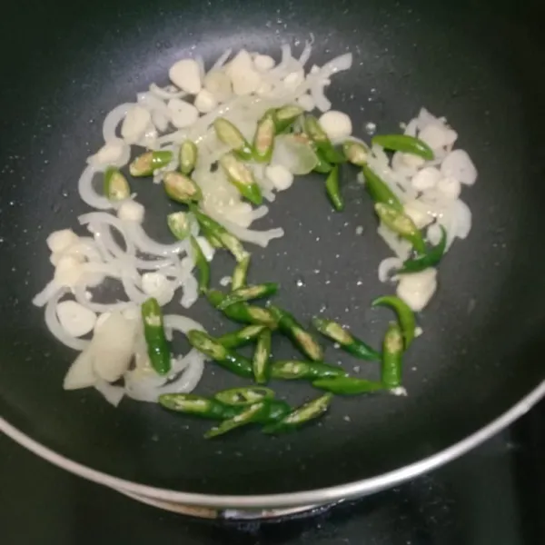 Lalu masukkan cabe rawit dan cabe ijo.