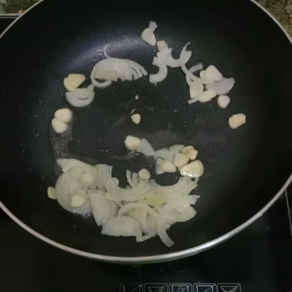 Tumis bawang putih dan bawang bombay hingga harum.