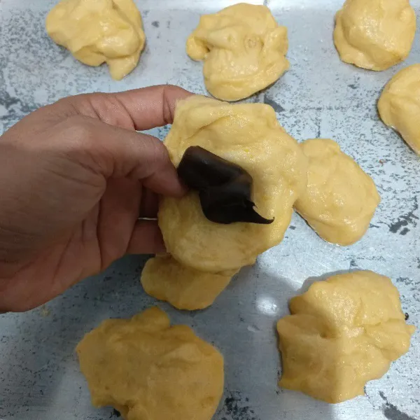 Ambil satu adonan, beri isian selai coklat. Lalu bulatkan kembali.