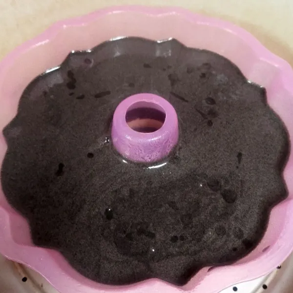 Terakhir masukkan sisa adonan dan kukus selama 25menit. Keluarkan bolu dari loyang. Dan bolu ketan hitam keju siap dinikmati.