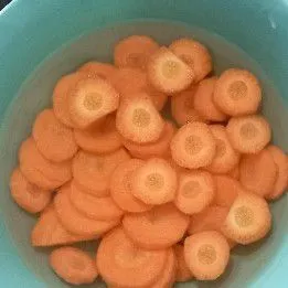 Kupas, cuci, dan potong-potong wortel.