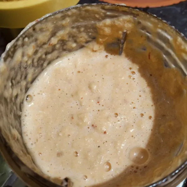 Blender jagung dengan gandum, bumbu dan 50 gr putih telur. Masukkan ke dalam wadah.