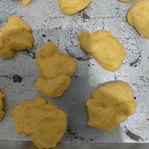 Timbang adonan dengan berat 40 gram atau sesuai selera.